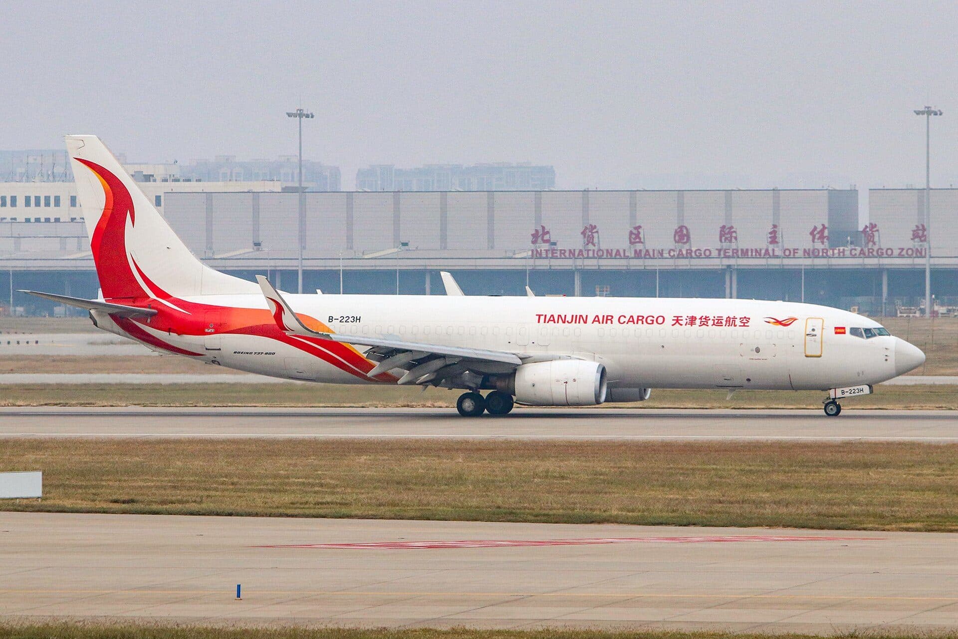 Boeing 737-800BCF tại sân đỗ hàng hoá